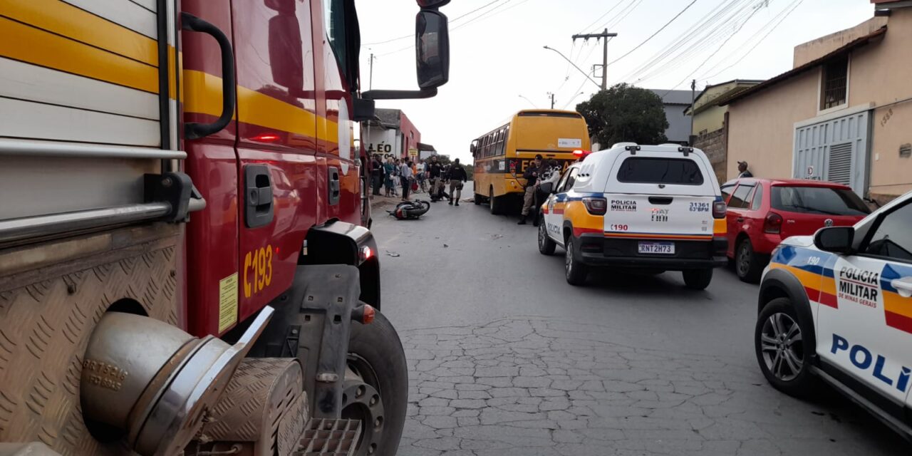 Mulher morre em grave acidente entre moto e micro-ônibus em Arcos
