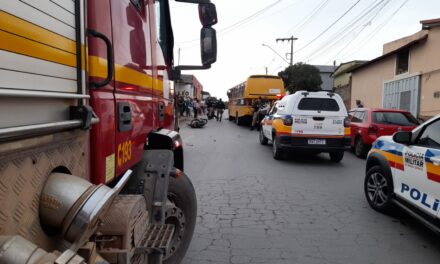 Mulher morre em grave acidente entre moto e micro-ônibus em Arcos