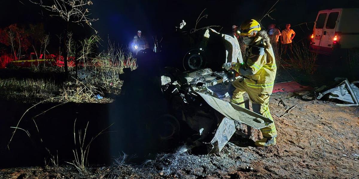 Acidente entre carro e carreta deixa cinco vítimas fatais na MGC-497; incluindo uma criança