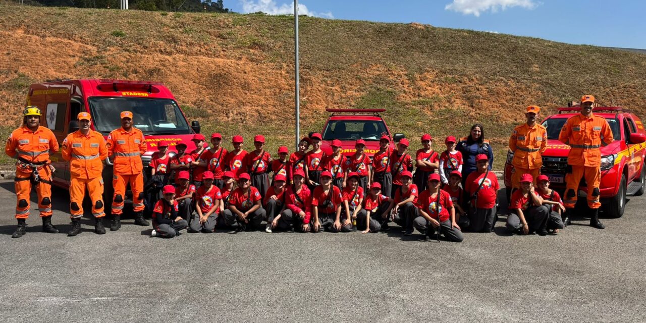 Bombeiros Mirins de Piracema visitam Pelotão do Corpo de Bombeiros em Oliveira