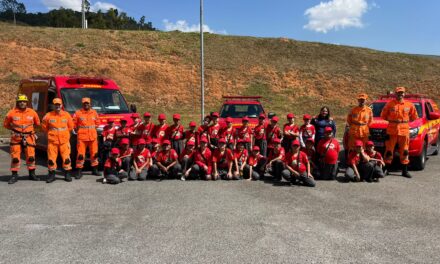 Bombeiros Mirins de Piracema visitam Pelotão do Corpo de Bombeiros em Oliveira