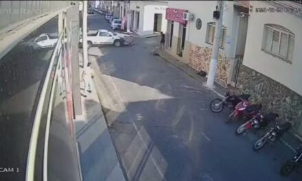 Motociclista é arremessado em bueiro após colisão em Pará de Minas