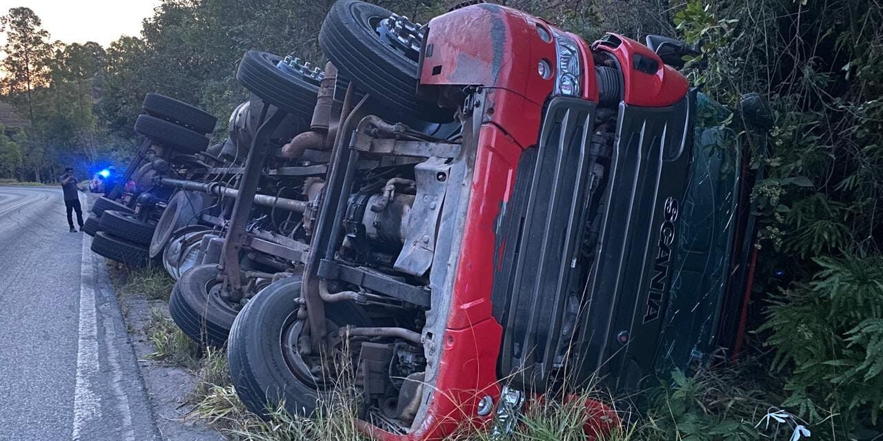 Motorista fica ferido após caminhão tombar na MG-164, em Itapecerica