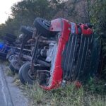 Motorista fica ferido após caminhão tombar na MG-164, em Itapecerica