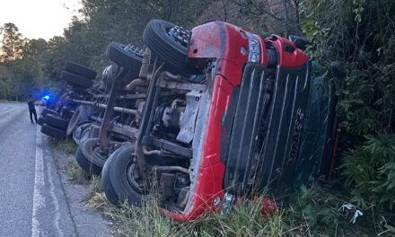 Motorista fica ferido após caminhão tombar na MG-164, em Itapecerica