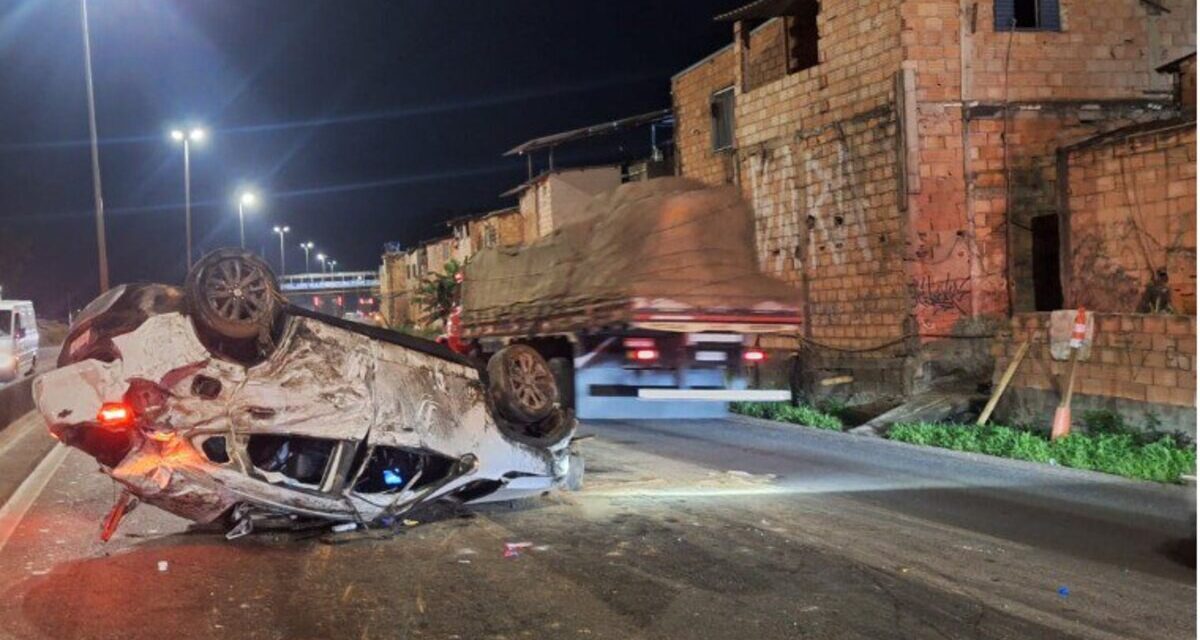 Carro capota e deixa uma vítima fatal e dois feridos no Anel Rodoviário de BH