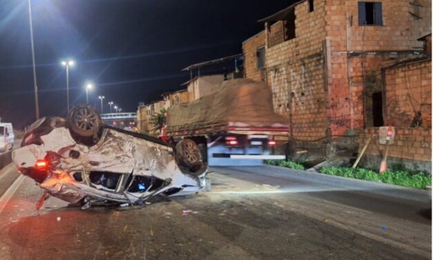 Carro capota e deixa uma vítima fatal e dois feridos no Anel Rodoviário de BH