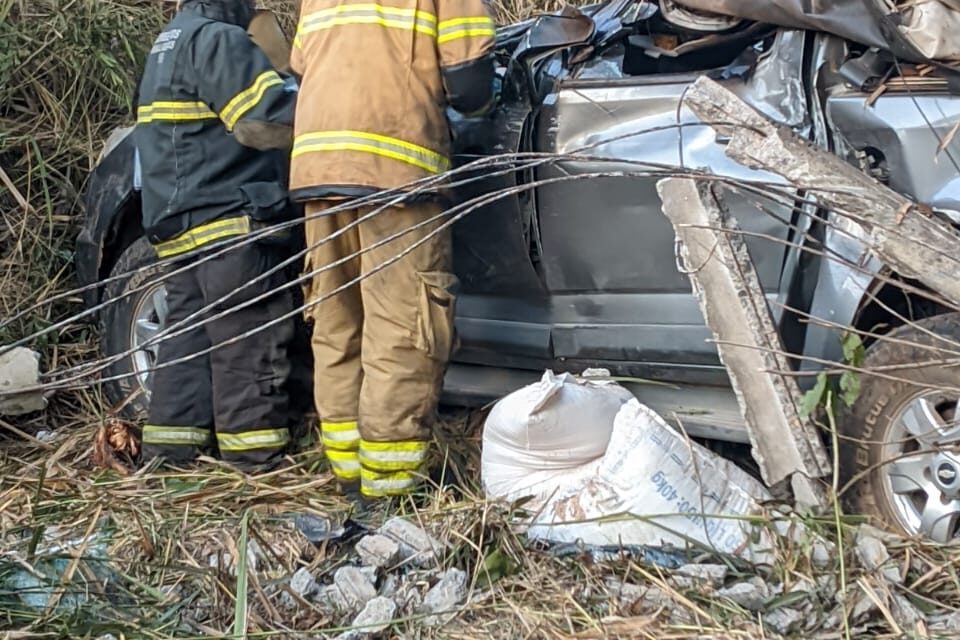 Carro capota na BR-494 e deixa duas vítimas fatais em Carmo da Mata