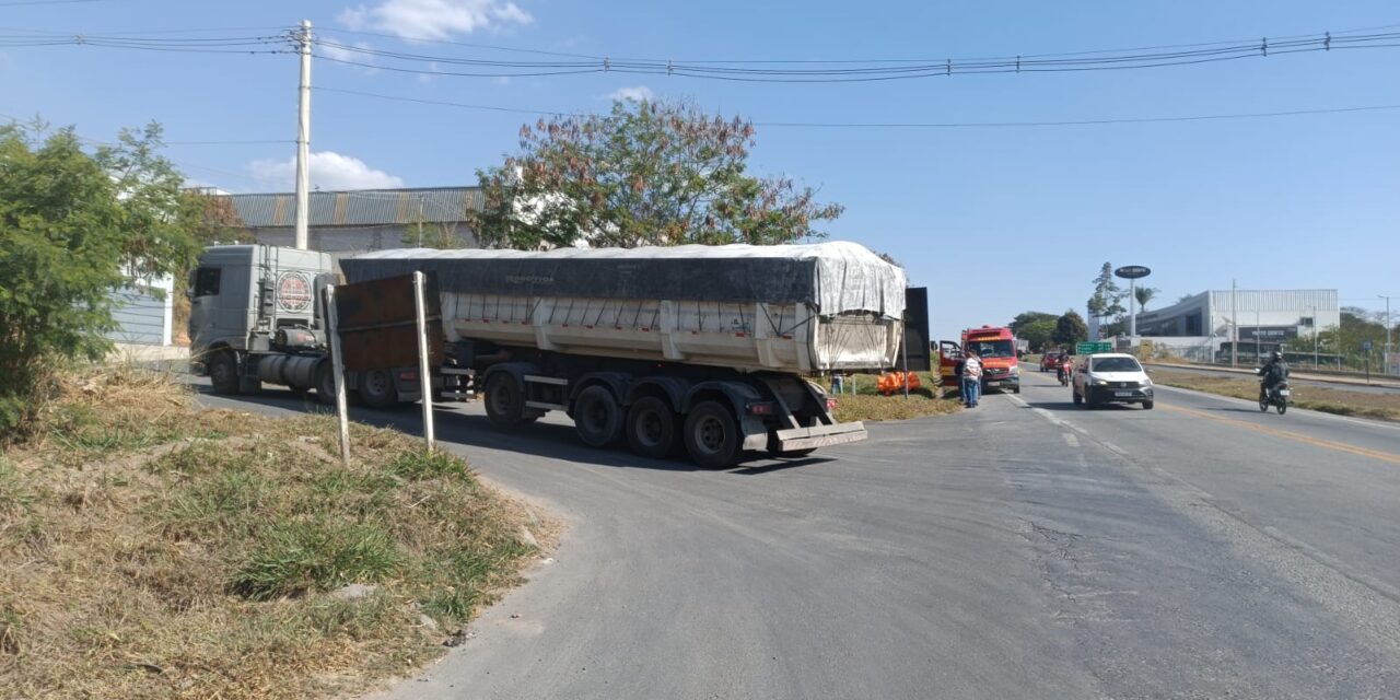 Acidente entre moto e carreta deixa um ferido na MG-050, próximo ao trevo de Formiga