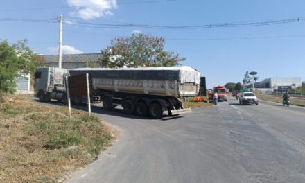 Acidente entre moto e carreta deixa um ferido na MG-050, próximo ao trevo de Formiga