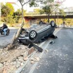 Carro capota após bater em árvore e causa transtornos no trânsito em BH