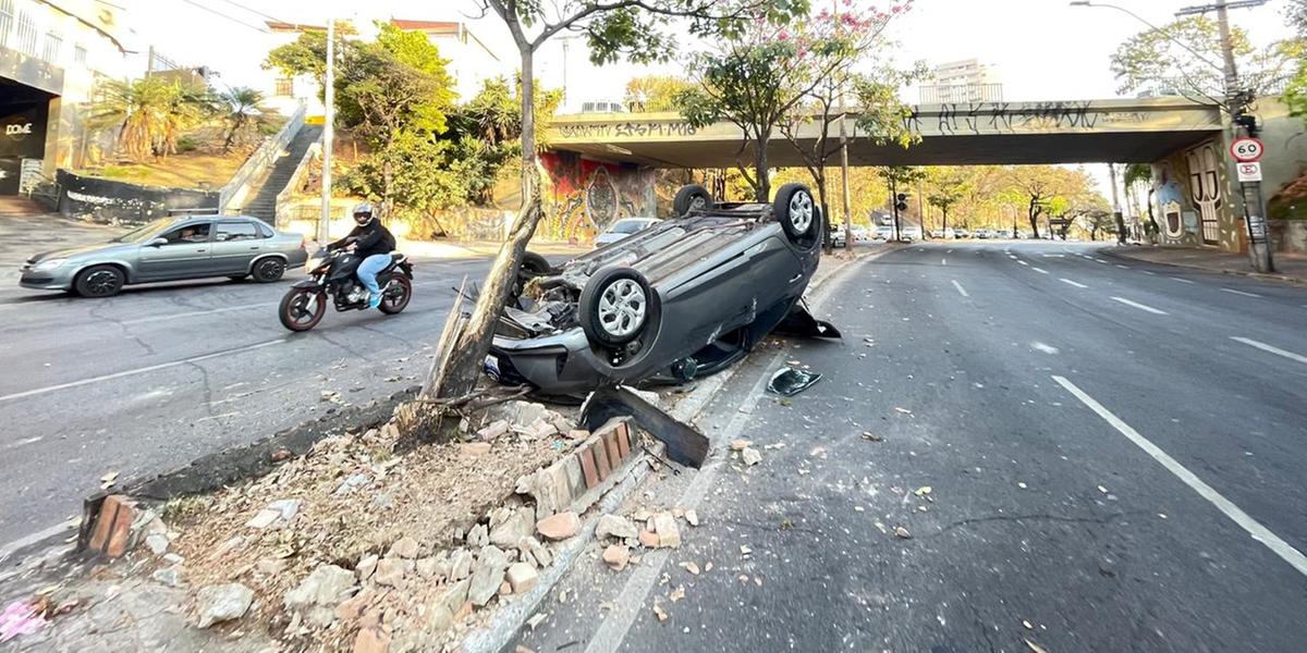 Carro capota após bater em árvore e causa transtornos no trânsito em BH