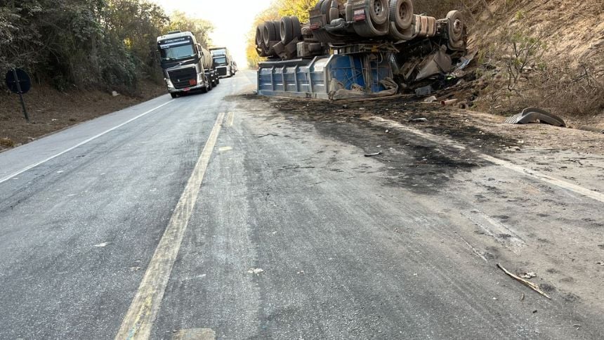 Motorista morre após colisão seguida de capotamento na BR-262