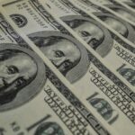 Dólar fecha abaixo de R$ 5,40 pela primeira vez em mais de um ano; Ibovespa sobe 1,69%