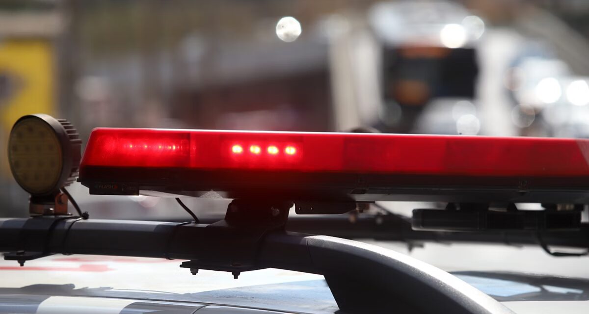 PM encontra drogas escondidas no sofá e prende homem em residência de Guanhães