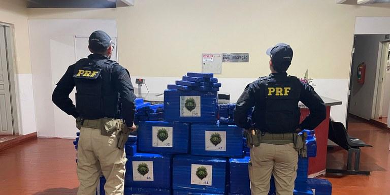 PRF apreende 736 kg de maconha e prende dois homens na BR-251