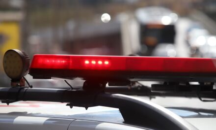 PM encontra drogas escondidas no sofá e prende homem em residência de Guanhães