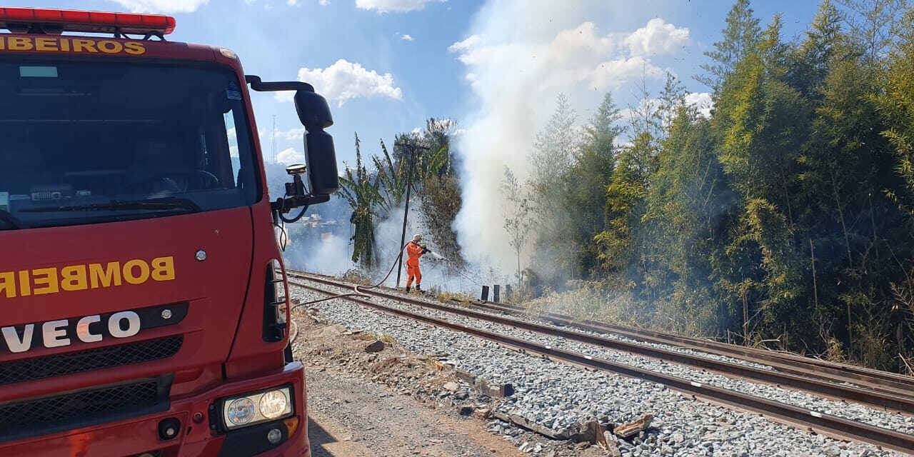 Bombeiros contêm incêndio em vegetação próximo a linha férrea, em Formiga