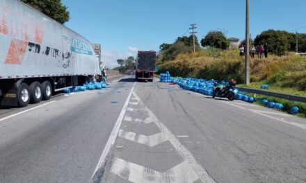 Acidente com caminhão carregado de botijões de gás interdita parcialmente a Fernão Dias