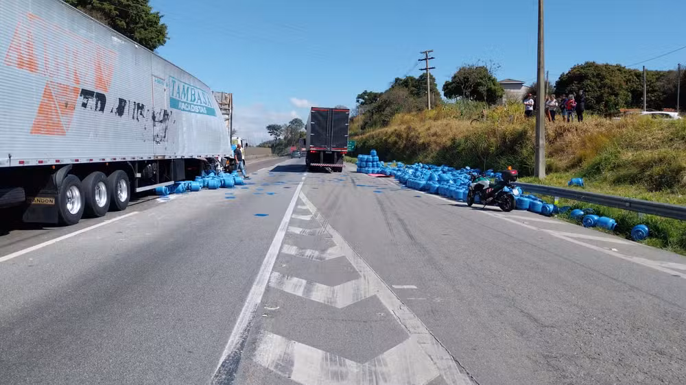 Acidente com caminhão carregado de botijões de gás interdita parcialmente a Fernão Dias