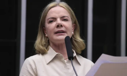 Gleisi Hoffmann critica sanções dos EUA a produtos brasileiros e ações contra o STF
