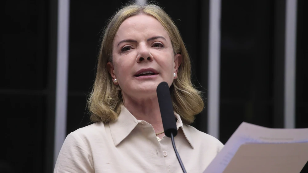 Gleisi Hoffmann critica sanções dos EUA a produtos brasileiros e ações contra o STF