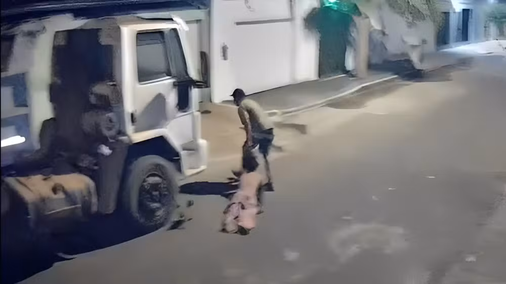 Homem é preso após arrastar esposa pelos cabelos em Uberlândia; agressão foi registrada por câmeras