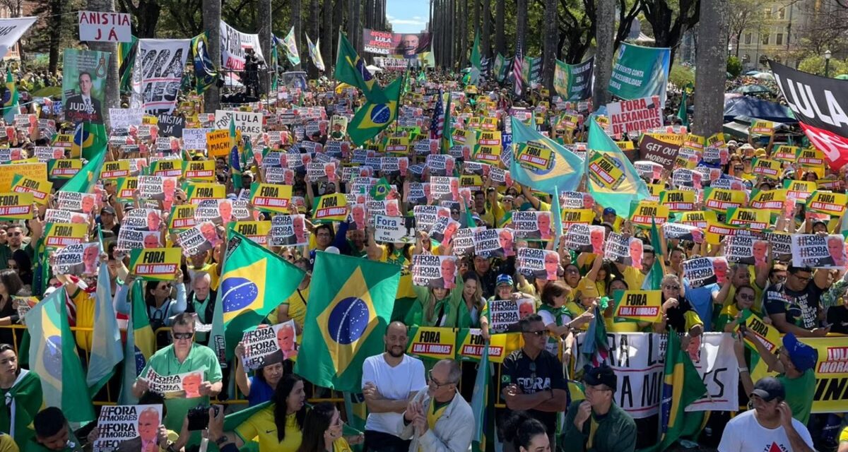Manifestantes se reúnem na Praça da Liberdade em ato contra Lula e Moraes