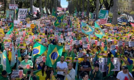 Manifestantes se reúnem na Praça da Liberdade em ato contra Lula e Moraes