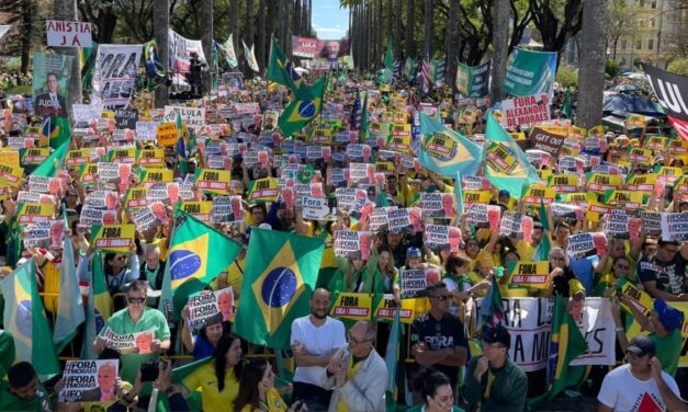 Manifestantes se reúnem na Praça da Liberdade em ato contra Lula e Moraes