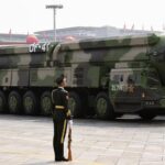 China adota estratégia para guerra prolongada e multidomínio, apontam EUA