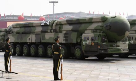 China adota estratégia para guerra prolongada e multidomínio, apontam EUA