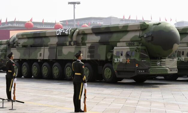 China adota estratégia para guerra prolongada e multidomínio, apontam EUA