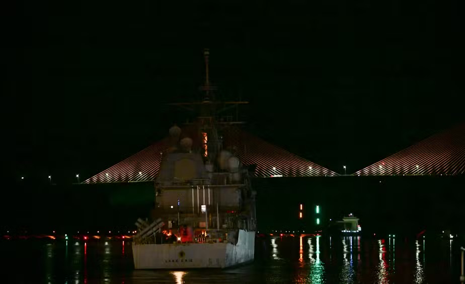 EUA movem navio de guerra pelo Canal do Panamá e aumentam cerco a Maduro
