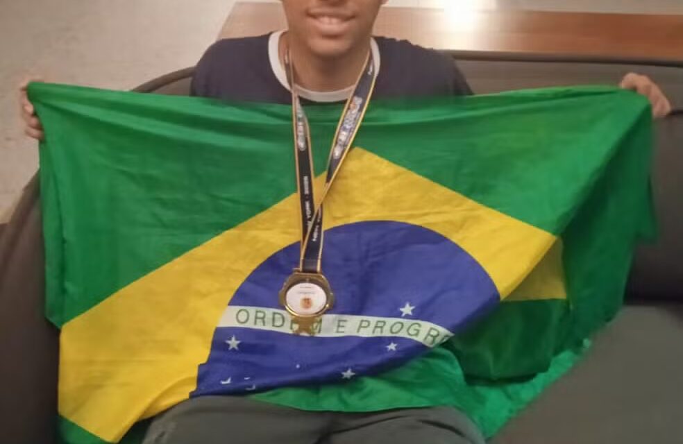 É Ouro: Aluno de Escola Pública de Minas Gerais conquista medalha em Olimpíada Internacional de Matemática nos EUA