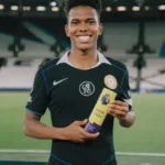 Estêvão estreia como titular no Chelsea, brilha e é eleito melhor em campo na Premier League