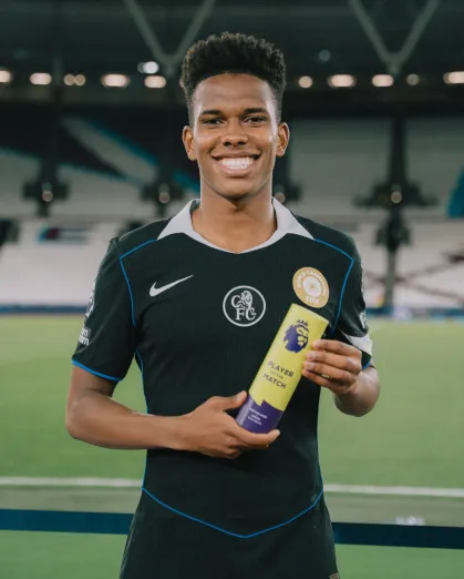 Estêvão estreia como titular no Chelsea, brilha e é eleito melhor em campo na Premier League