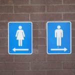Justiça barra lei que deixava igrejas proibir pessoas trans de usar banheiros