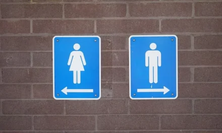 Justiça barra lei que deixava igrejas proibir pessoas trans de usar banheiros