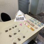 Taxista é preso por suspeita de tráfico de drogas durante operação da PM em Itapecerica
