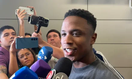 Atacante Luis Sinisterra chega ao Brasil para assinar contrato com o Cruzeiro