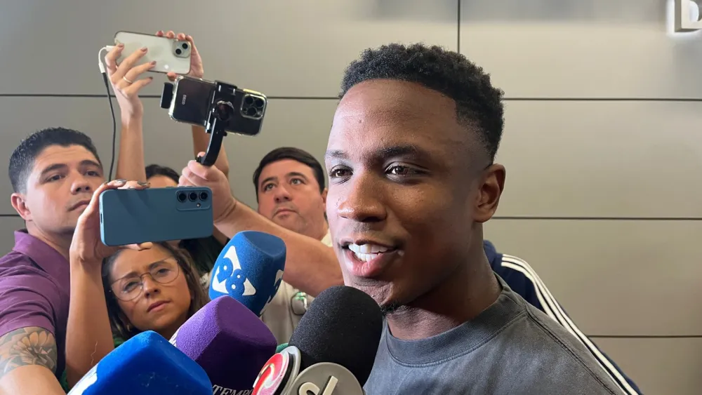 Atacante Luis Sinisterra chega ao Brasil para assinar contrato com o Cruzeiro
