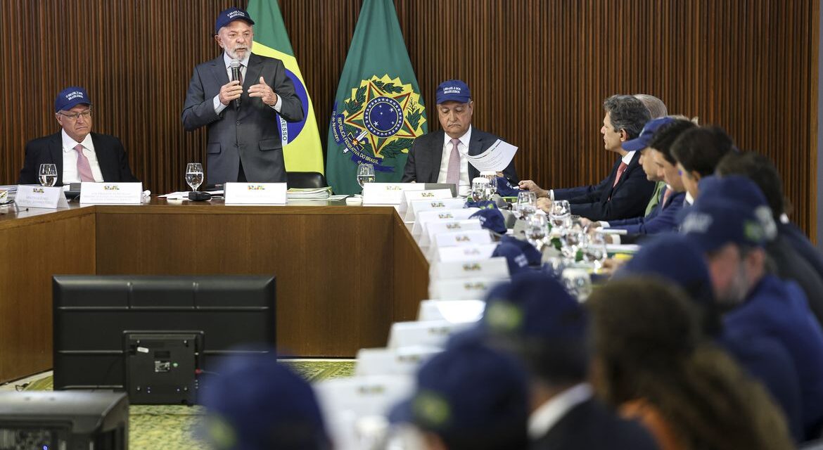 Lula lidera reunião ministerial e reage ao tarifaço dos EUA: “Brasil não aceita desaforo”