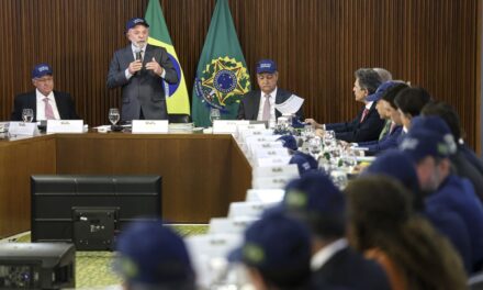 Lula lidera reunião ministerial e reage ao tarifaço dos EUA: “Brasil não aceita desaforo”