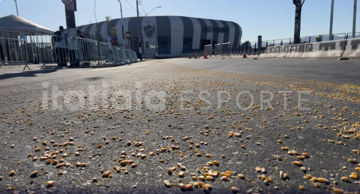 Milho é espalhado nos arredores da Arena MRV horas antes de Atlético x Cruzeiro