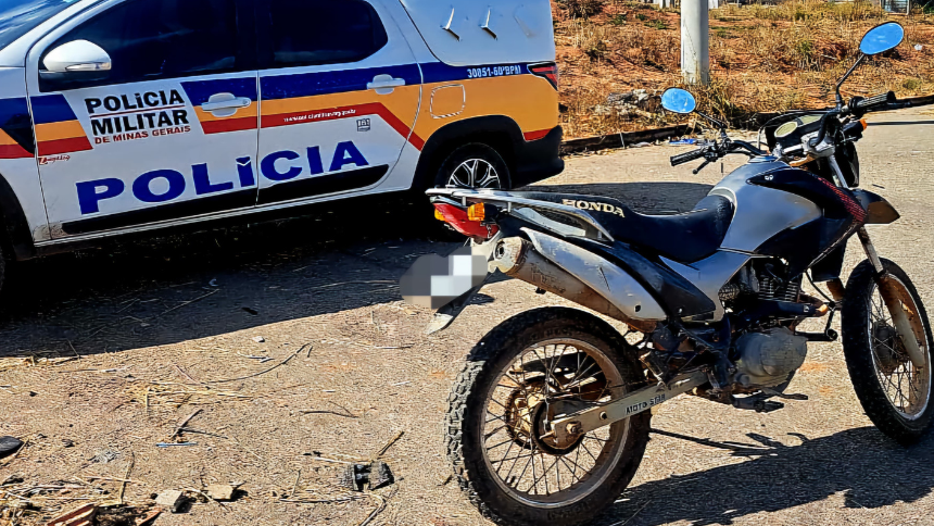 Motocicleta furtada é localizada pela PM em área de mata em Nova Serrana