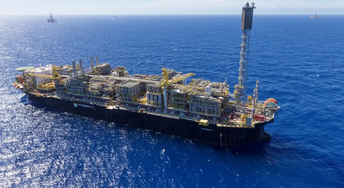 Petrobras assina contrato para construção de quatro navios durante feira naval no Rio