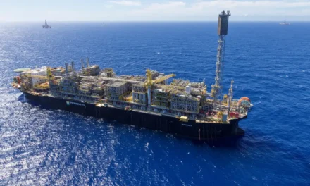 Petrobras assina contrato para construção de quatro navios durante feira naval no Rio