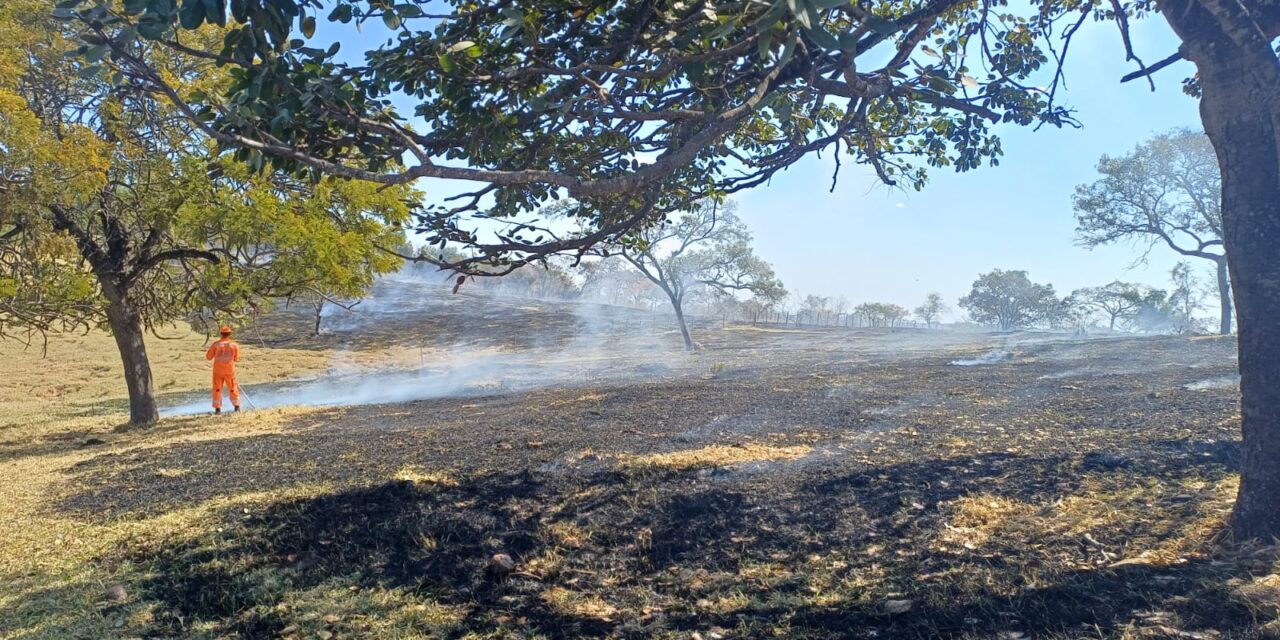 Bombeiros controlam incêndio em vegetação na zona rural de Formiga
