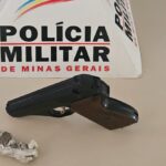 Foragido é preso com réplica de pistola e droga após perseguição policial
